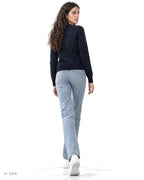 Pitt Conrad BLUE LINE – maglione girocollo navy con chevron in rilievo indossato da una modella, vista posteriore