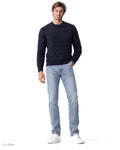 BLUE LINE – maglione girocollo blu navy con motivo a rilievo, indossato da un modello – vista frontale