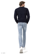 BLUE LINE – maglione girocollo blu navy con motivo a rilievo, indossato da un modello – vista posteriore