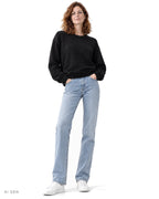 Pitt Conrad BLU DINNER – maglione girocollo nero oversize indossato da una modella, vista frontale