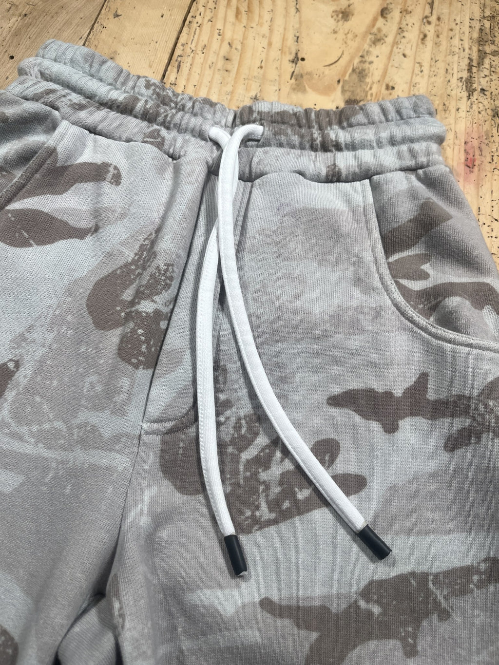 Pantaloni felpa camouflage grigio chiaro – dettaglio coulisse