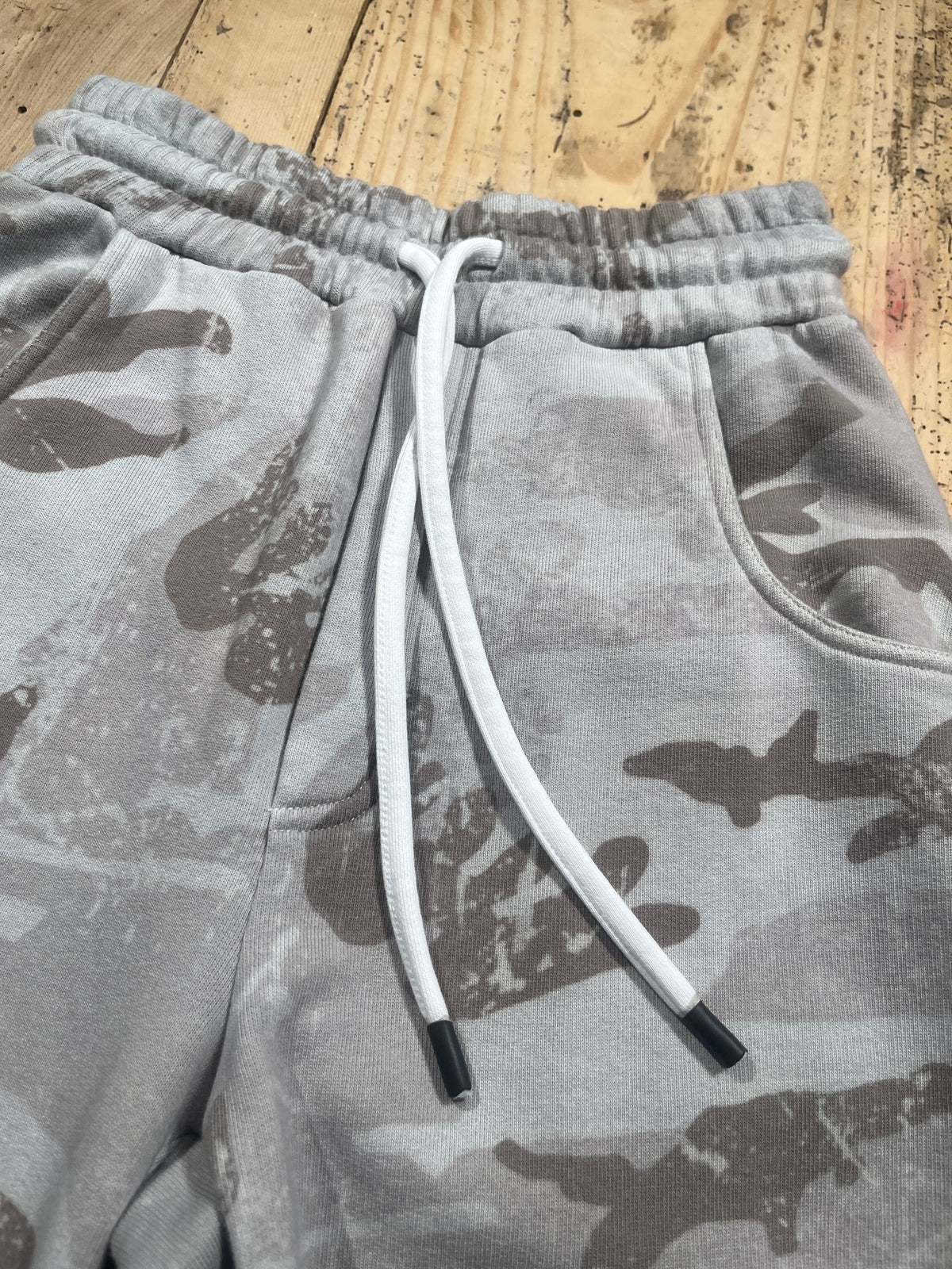 Pantaloni felpa camouflage grigio chiaro – dettaglio coulisse