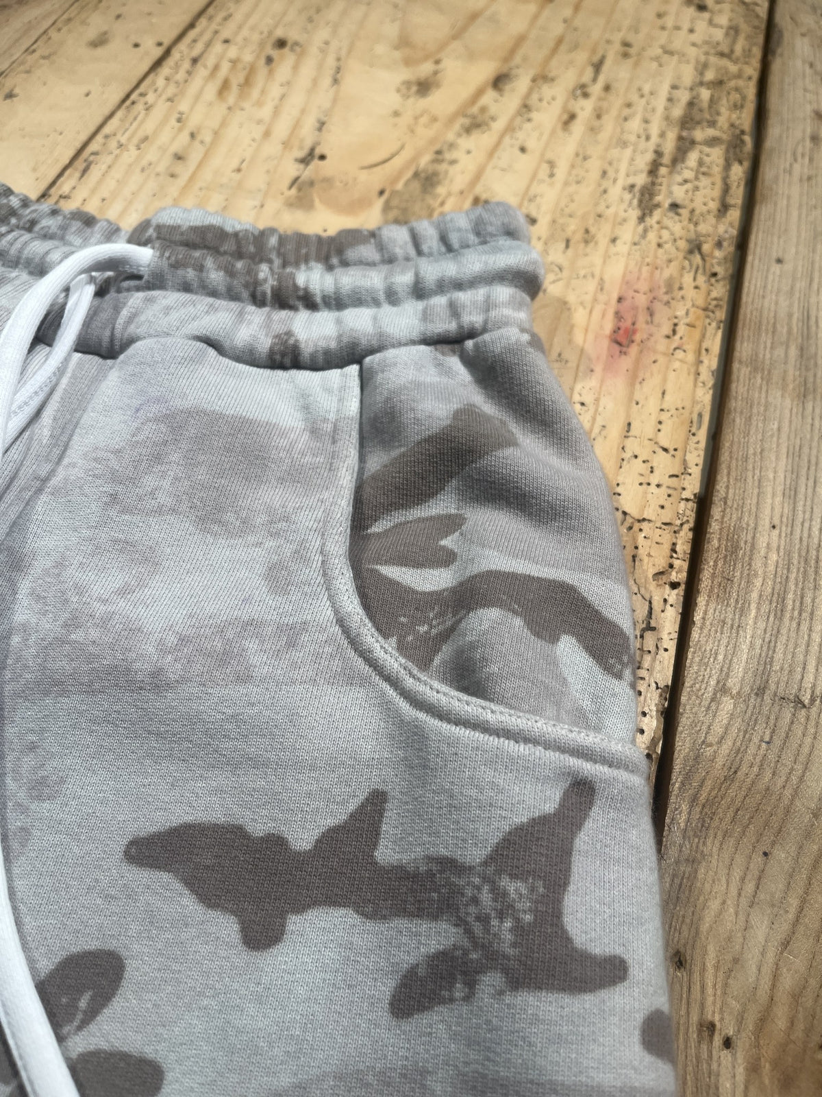 Pantaloni felpa camouflage grigio chiaro – dettaglio tasca