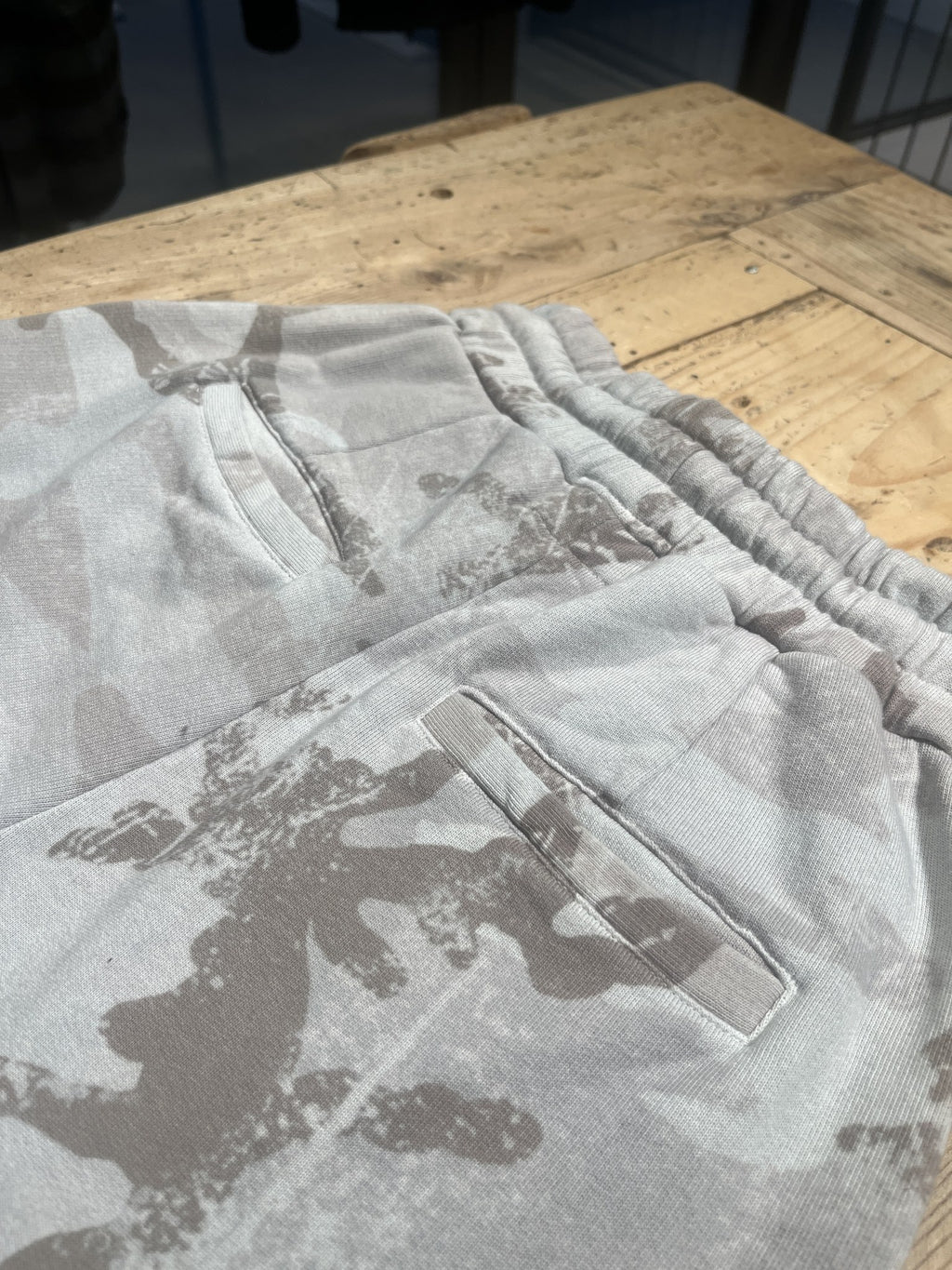 Pantaloni felpa camouflage grigio chiaro – dettaglio tasca