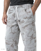 Pitt Conrad PURGE – pantaloni in felpa camouflage grigio chiaro indossati da un modello, dettaglio della vestibilità