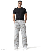Pitt Conrad PURGE – pantaloni in felpa camouflage grigio chiaro indossati da un modello, vista frontale