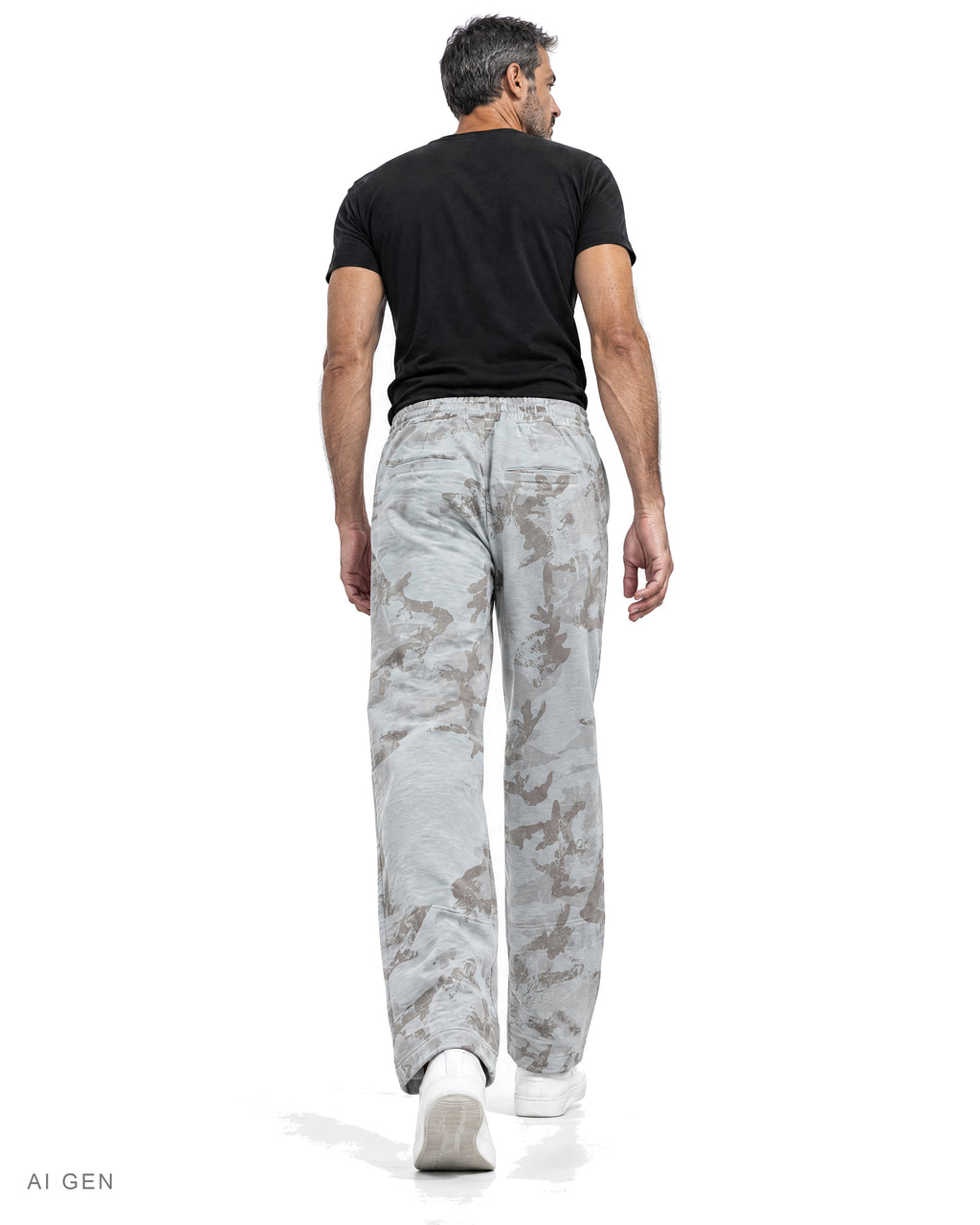 Pitt Conrad PURGE – pantaloni in felpa camouflage grigio chiaro indossati da un modello, vista posteriore