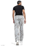 Pitt Conrad PURGE – pantaloni in felpa camouflage grigio chiaro indossati da un modello, vista posteriore