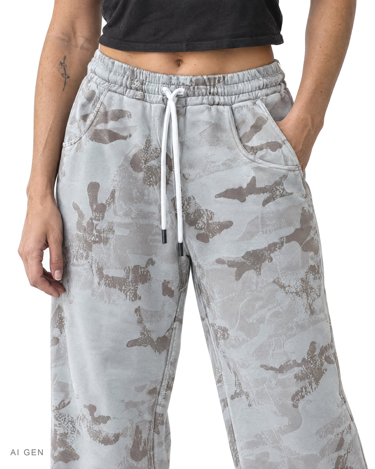 PURGE – pantaloni in felpa camouflage grigio chiaro, indossati da una modella – dettaglio