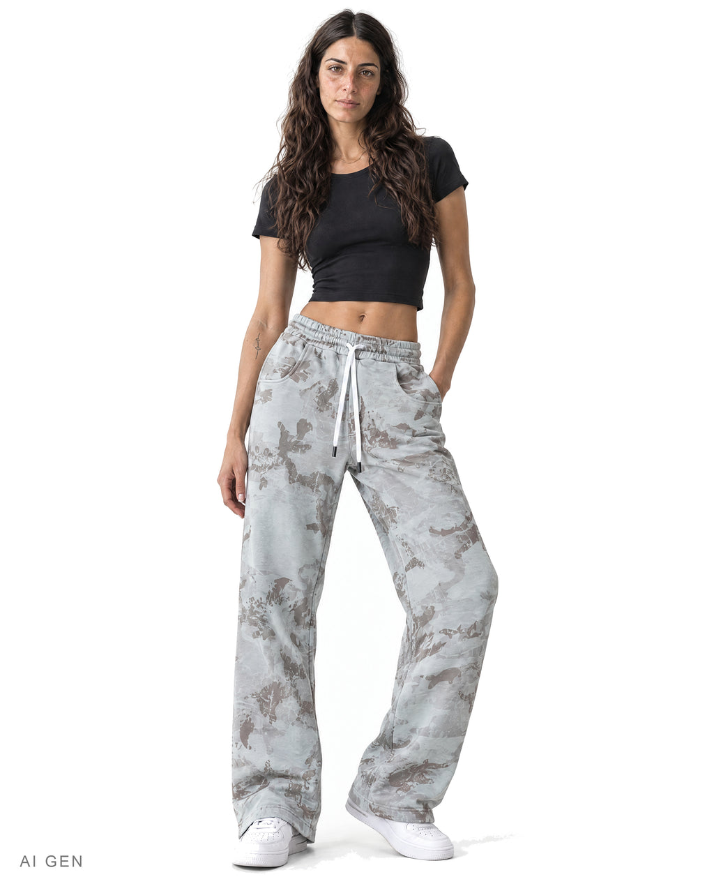 PURGE – pantaloni in felpa camouflage grigio chiaro, indossati da una modella – vista frontale