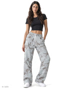 PURGE – pantaloni in felpa camouflage grigio chiaro, indossati da una modella – vista frontale