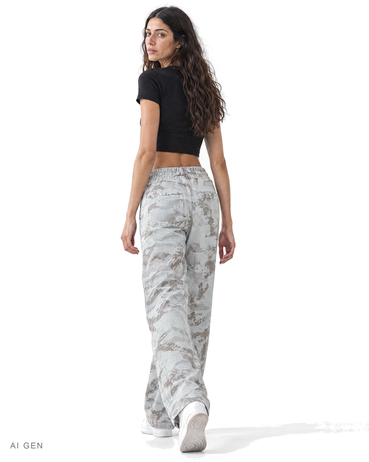 PURGE – pantaloni in felpa camouflage grigio chiaro, indossati da una modella – vista posteriore