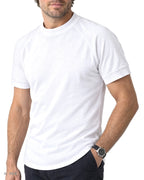 Pitt Conrad TECH PRIME – t-shirt bianca a collo alto con maniche raglan indossata da un modello, dettaglio della vestibilità