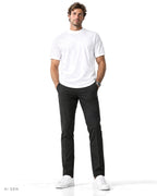 Pitt Conrad TECH PRIME – t-shirt bianca a collo alto con maniche raglan indossata da un modello, vista frontale