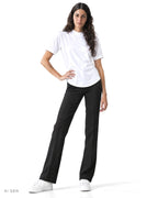 TECH PRIME – t-shirt bianca a collo alto con maniche raglan, indossata da una modella – vista frontale
