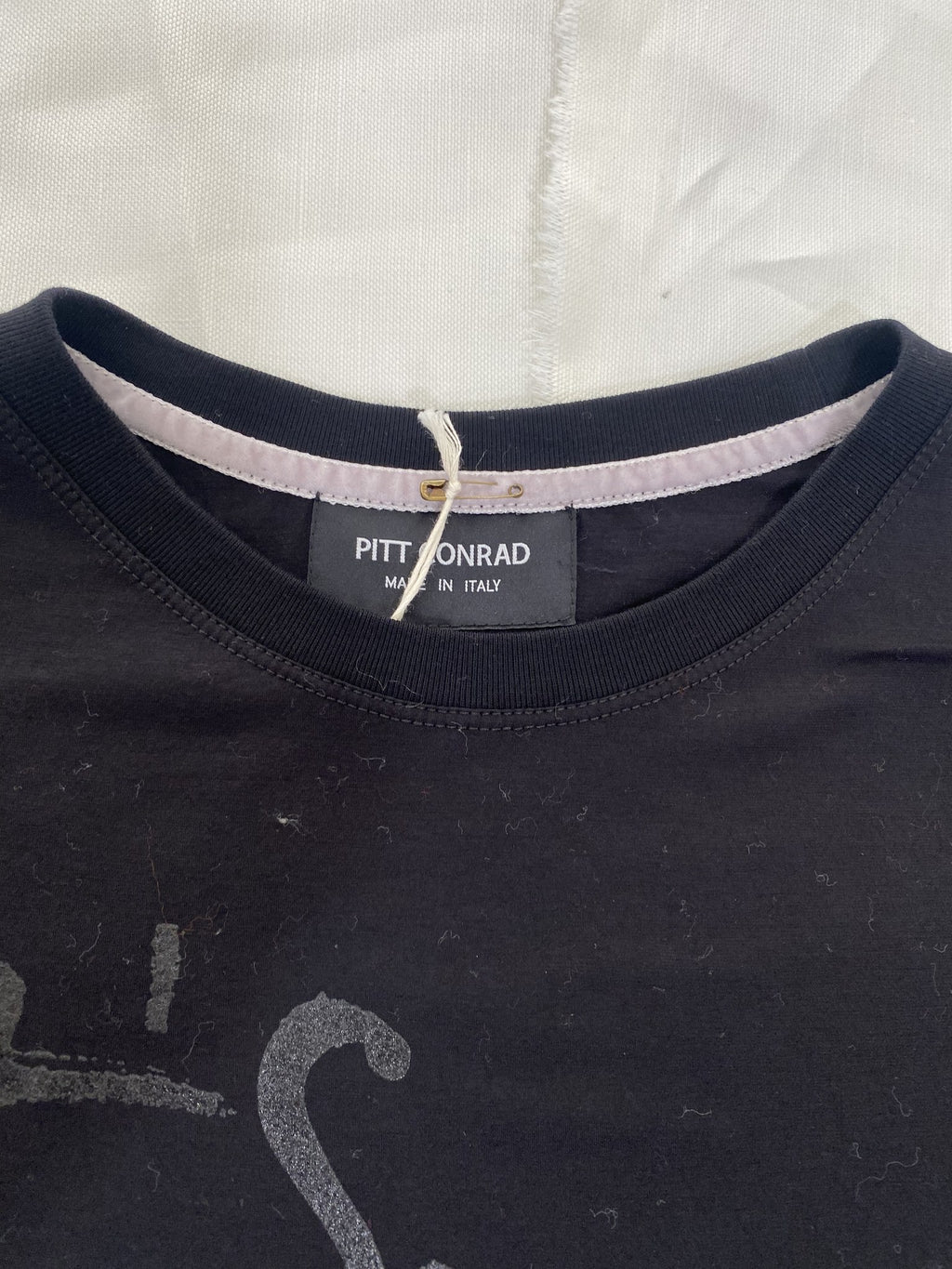 T-shirt nera oversize Pitt Conrad It's Hard to Be Me – dettaglio etichetta