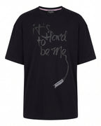 T-shirt nera oversize Pitt Conrad It's Hard to Be Me – vista frontale