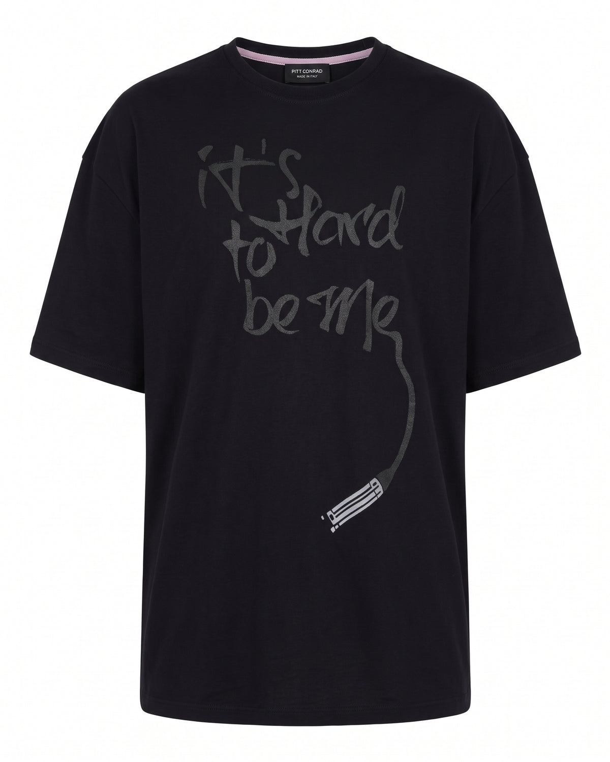T-shirt nera oversize Pitt Conrad It's Hard to Be Me – vista frontale