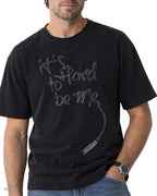 IT'S HARD TO BE ME – t-shirt nera, indossata da un modello – dettaglio della stampa