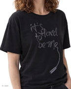 IT'S HARD TO BE ME – t-shirt nera, indossata da una modella – dettaglio della stampa