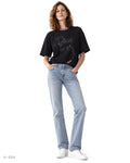 IT'S HARD TO BE ME – t-shirt nera, indossata da una modella – vista frontale