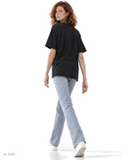 IT'S HARD TO BE ME – t-shirt nera, indossata da una modella – vista posteriore