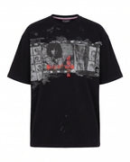 T-shirt nera oversize con stampa fotografica Pitt Conrad – vista frontale