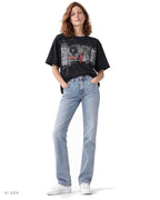 CONTACT SHEET – t-shirt nera oversize con stampa fotografica, indossata da una modella – vista frontale