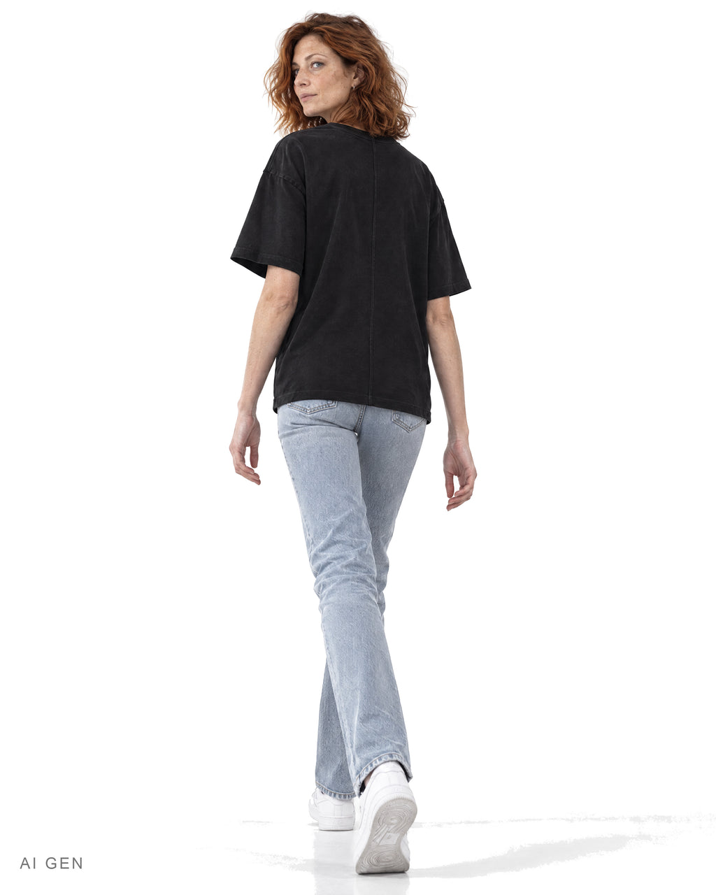 CONTACT SHEET – t-shirt nera oversize con stampa fotografica, indossata da una modella – vista posteriore