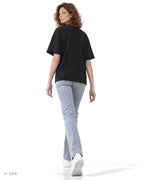 CONTACT SHEET – t-shirt nera oversize con stampa fotografica, indossata da una modella – vista posteriore