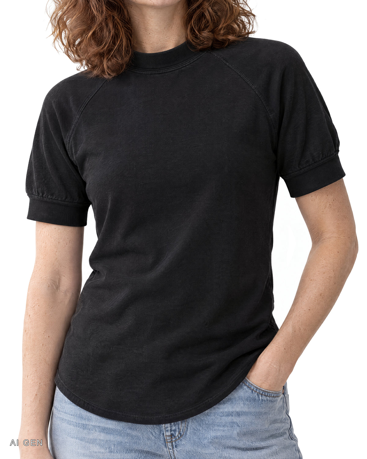 Pitt Conrad TECH PRIME – t-shirt nera a collo alto con maniche raglan indossata da una modella, dettaglio della vestibilità