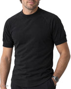 TECH PRIME – t-shirt nera a collo alto con maniche raglan, indossata da un modello – dettaglio