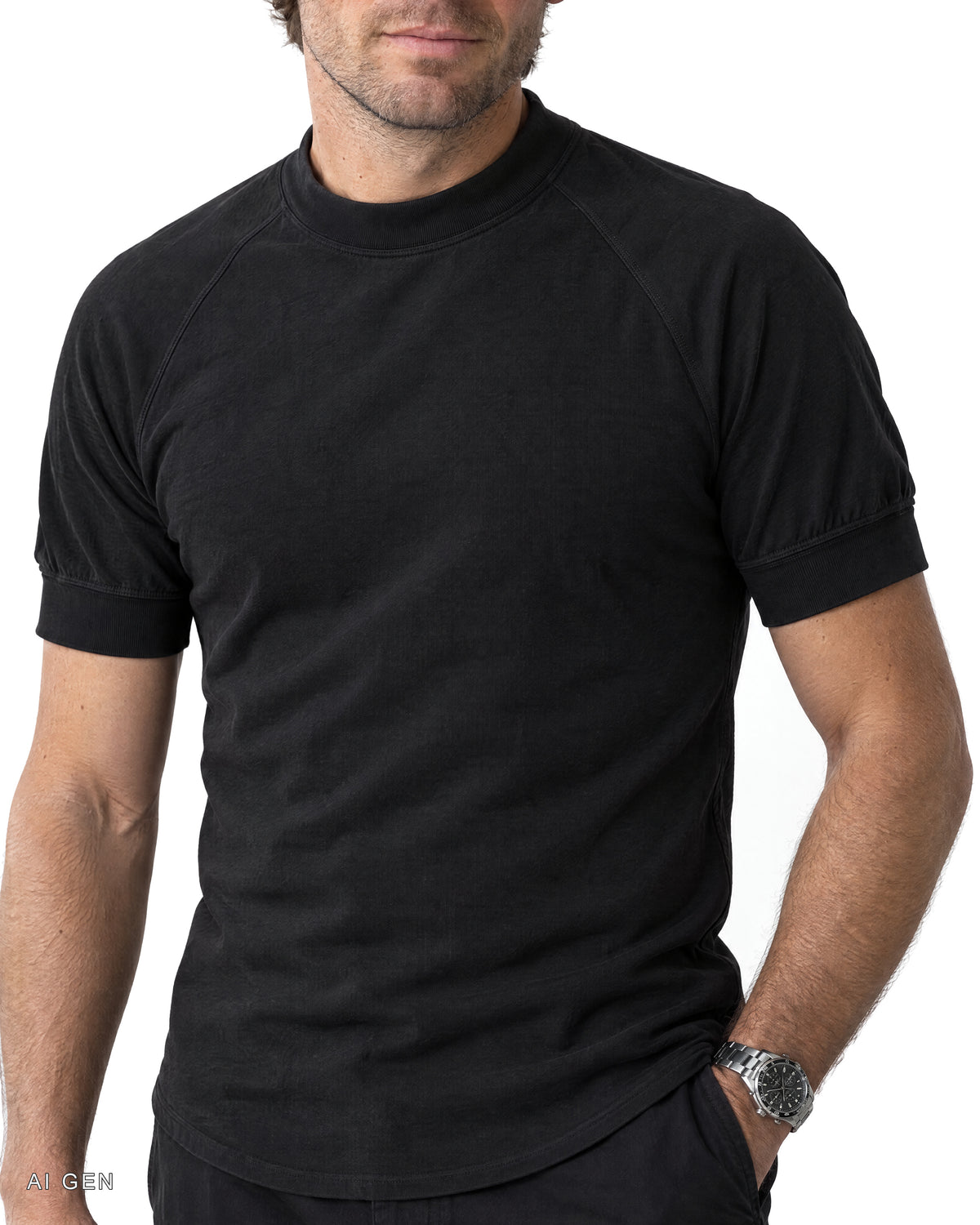 TECH PRIME – t-shirt nera a collo alto con maniche raglan, indossata da un modello – dettaglio