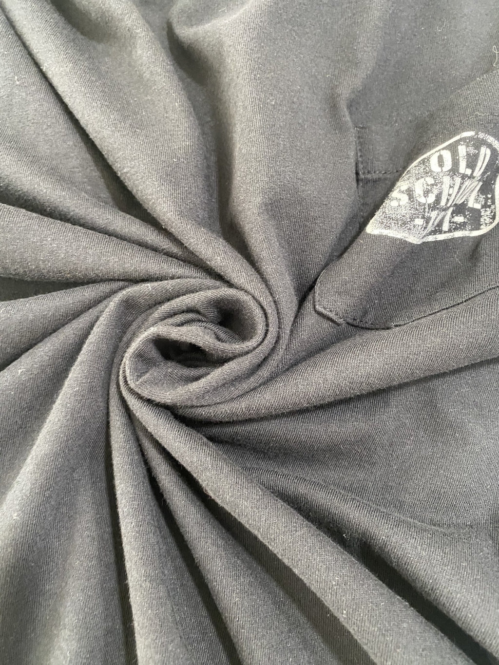 T-shirt nera con taschino Old School 1971 – dettaglio tessuto