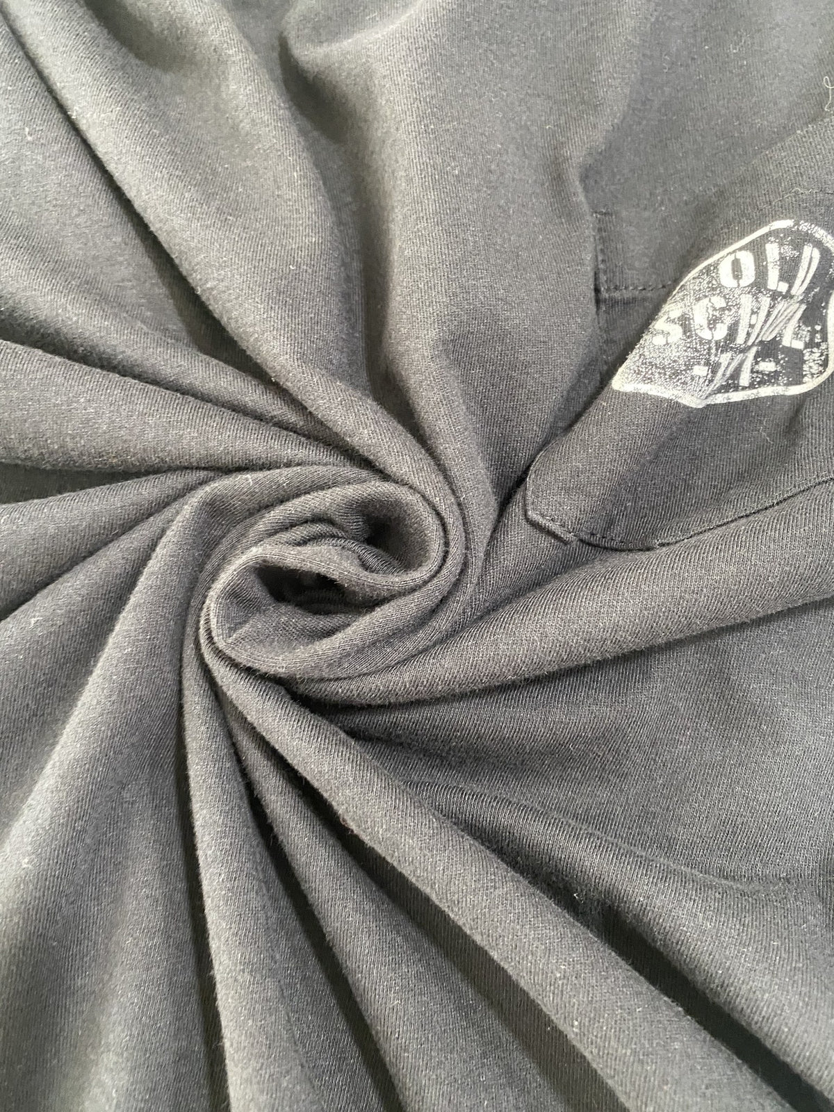 T-shirt nera con taschino Old School 1971 – dettaglio tessuto
