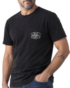 OLD SCHOOL 1971 POCKET – t-shirt nera con taschino, indossata da un modello – dettaglio del taschino