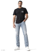 OLD SCHOOL 1971 POCKET – t-shirt nera con taschino, indossata da un modello – vista frontale