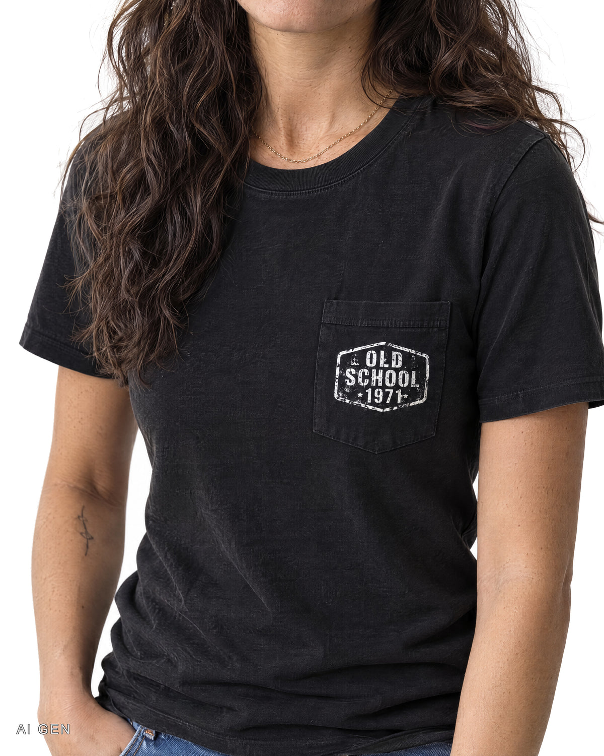 OLD SCHOOL 1971 POCKET – t-shirt nera con taschino, indossata da una modella – dettaglio del taschino