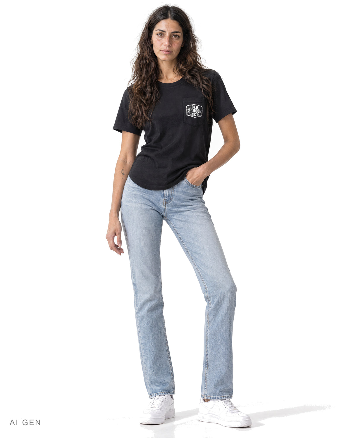 OLD SCHOOL 1971 POCKET – t-shirt nera con taschino, indossata da una modella – vista frontale