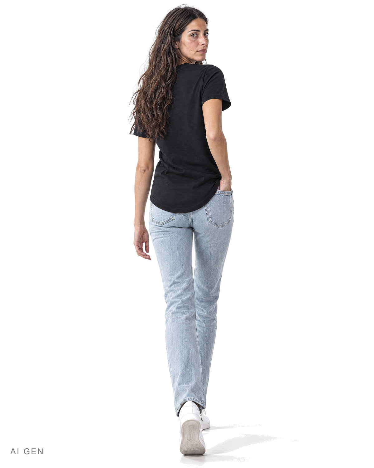 OLD SCHOOL 1971 POCKET – t-shirt nera con taschino, indossata da una modella – vista posteriore