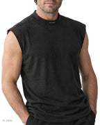 Pitt Conrad TECH PRIME – t-shirt smanicata nera a collo alto indossata da un modello, dettaglio della vestibilità