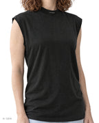 TECH PRIME – t-shirt smanicata nera a collo alto, indossata da una modella – dettaglio del collo