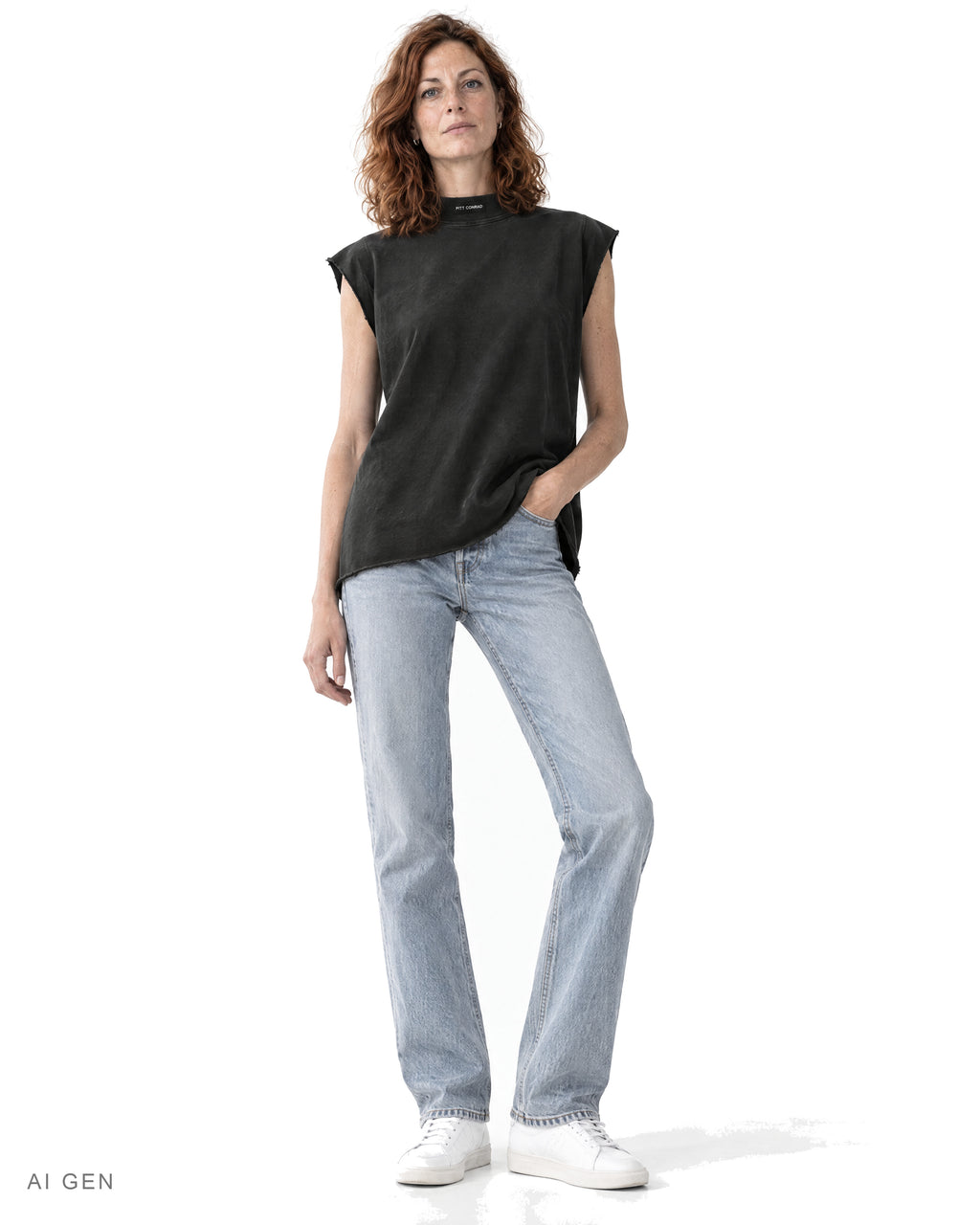 TECH PRIME – t-shirt smanicata nera a collo alto, indossata da una modella – vista frontale