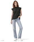 TECH PRIME – t-shirt smanicata nera a collo alto, indossata da una modella – vista frontale