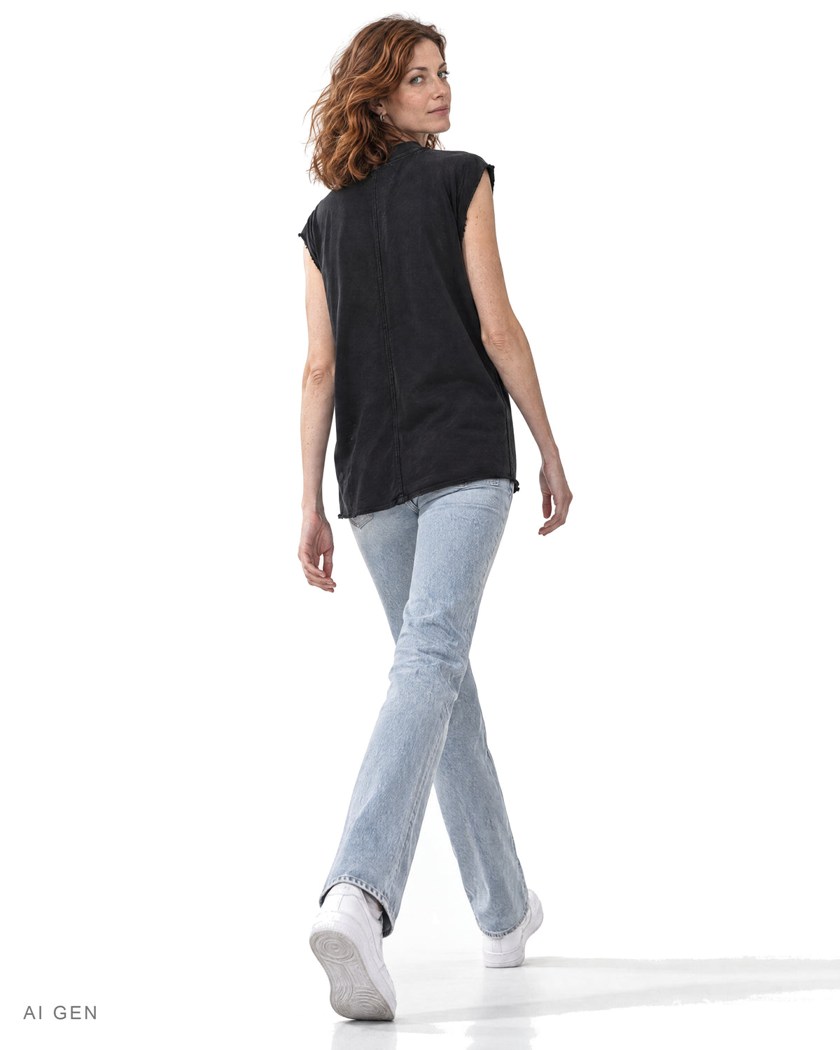 IT'S HARD TO BE ME – t-shirt smanicata nera, indossata da una modella – vista posteriore