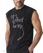 IT'S HARD TO BE ME – t-shirt smanicata nera, indossata da un modello – dettaglio