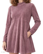 MALVA – vestito in velour malva a collo alto, indossato da una modella – dettaglio