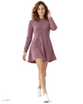 MALVA – vestito in velour malva a collo alto, indossato da una modella – vista frontale